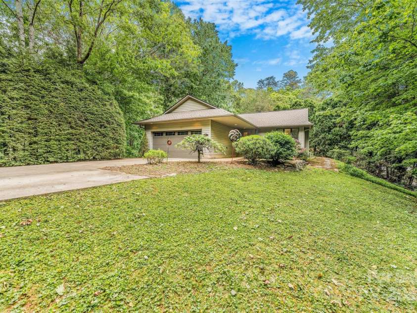 30 Robin Lane, Asheville, NC 28806.  MLS# CAR4257544, YatesRealty ID 13739. 