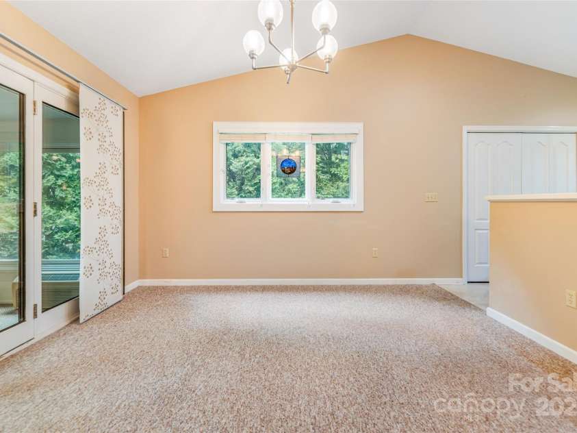 30 Robin Lane, Asheville, NC 28806.  MLS# CAR4257544, YatesRealty ID 13739. Designated dining