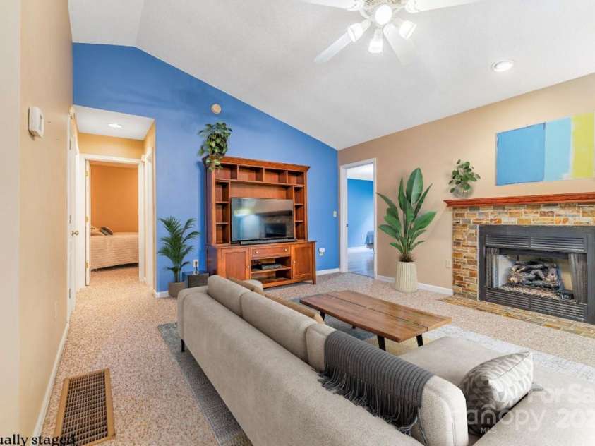 30 Robin Lane, Asheville, NC 28806.  MLS# CAR4257544, YatesRealty ID 13739. Inviting Living