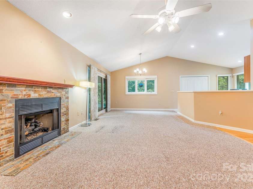30 Robin Lane, Asheville, NC 28806.  MLS# CAR4257544, YatesRealty ID 13739. Vaulted Ceilings, open plan