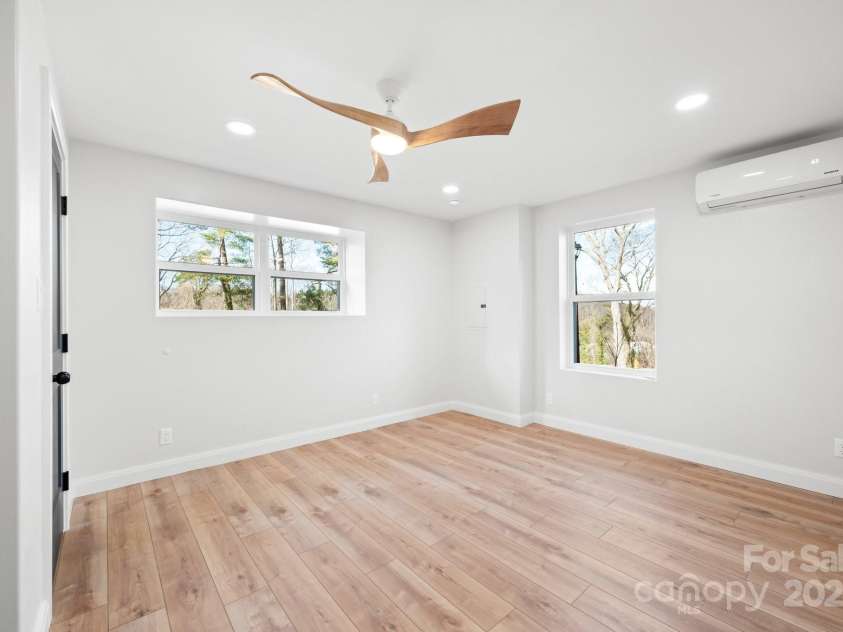 107 Beautyberry Drive, Asheville, NC 28801.  MLS# CAR4204938, YatesRealty ID 1374. Nice and Spacious Second Apartment Bedroom