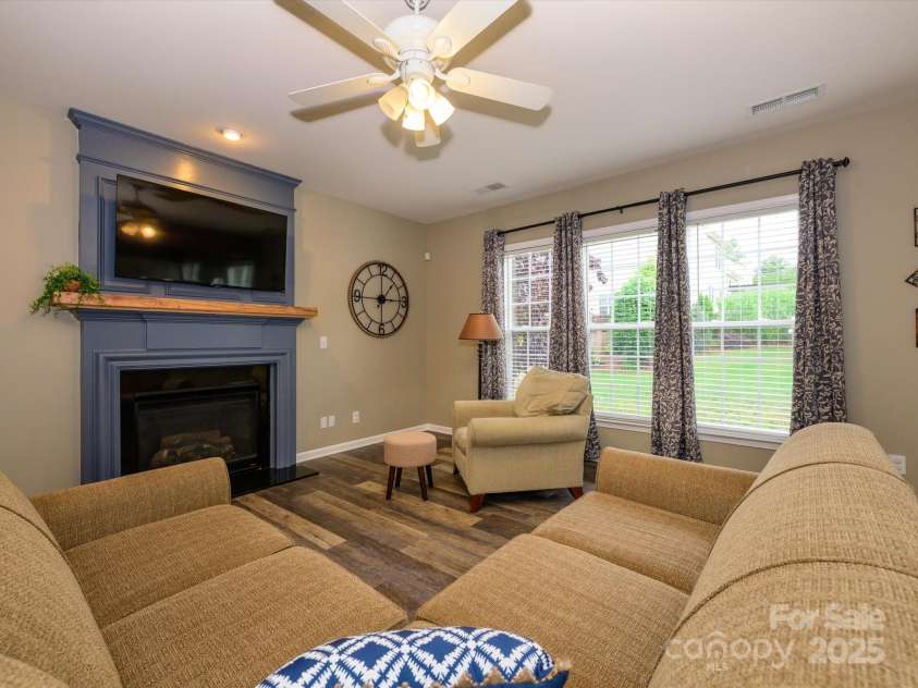 3224 Dunbar Lane, Fort Mill, SC 29707.  MLS# CAR4257123, YatesRealty ID 13741. Beautiful Mantel!