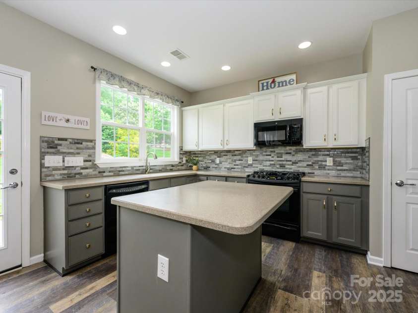 3224 Dunbar Lane, Fort Mill, SC 29707.  MLS# CAR4257123, YatesRealty ID 13741. Kitchen.