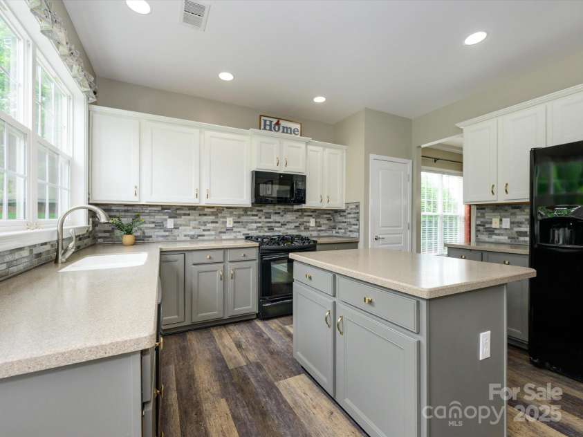 3224 Dunbar Lane, Fort Mill, SC 29707.  MLS# CAR4257123, YatesRealty ID 13741. Kitchen.
