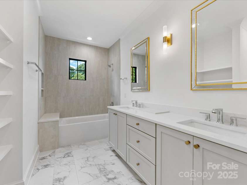 2608 Croydon Road, Charlotte, NC 28209.  MLS# CAR4255600, YatesRealty ID 13742. 2nd Floor Primary Bath