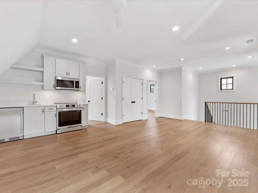 2608 Croydon Road, Charlotte, NC 28209.  MLS# CAR4255600, YatesRealty ID 13742. 3rd floor living with kitchenette