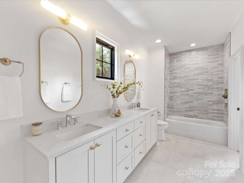 2608 Croydon Road, Charlotte, NC 28209.  MLS# CAR4255600, YatesRealty ID 13742. Jack and Jill Bath