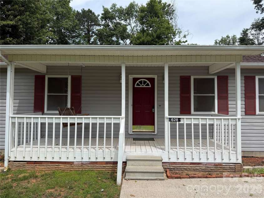 628 Hidden View Loop, Marion, NC 28752.  MLS# CAR4397253, YatesRealty ID 13743. Front Porch