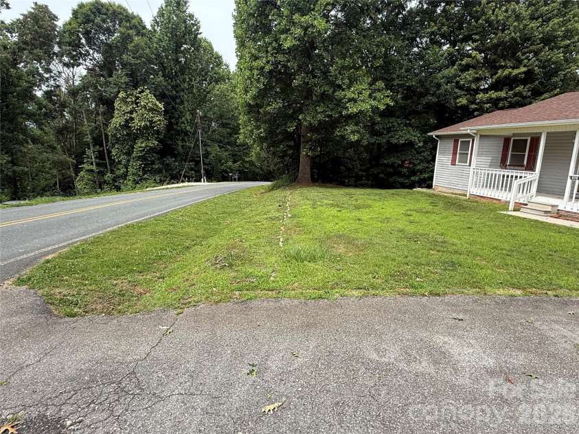 628 Hidden View Loop, Marion, NC 28752.  MLS# CAR4397253, YatesRealty ID 13743. Front Yard