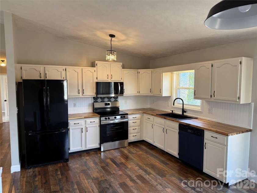 628 Hidden View Loop, Marion, NC 28752.  MLS# CAR4397253, YatesRealty ID 13743. Kitchen