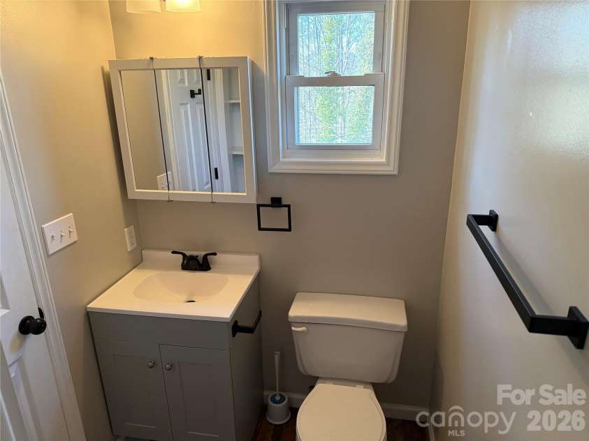 628 Hidden View Loop, Marion, NC 28752.  MLS# CAR4397253, YatesRealty ID 13743. Primary Bathroom