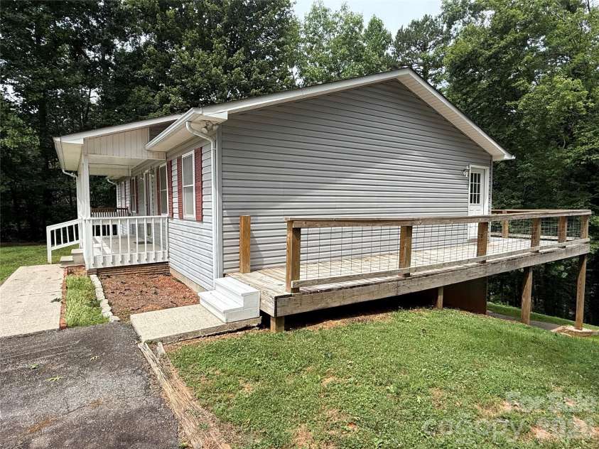 628 Hidden View Loop, Marion, NC 28752.  MLS# CAR4397253, YatesRealty ID 13743. Side of House