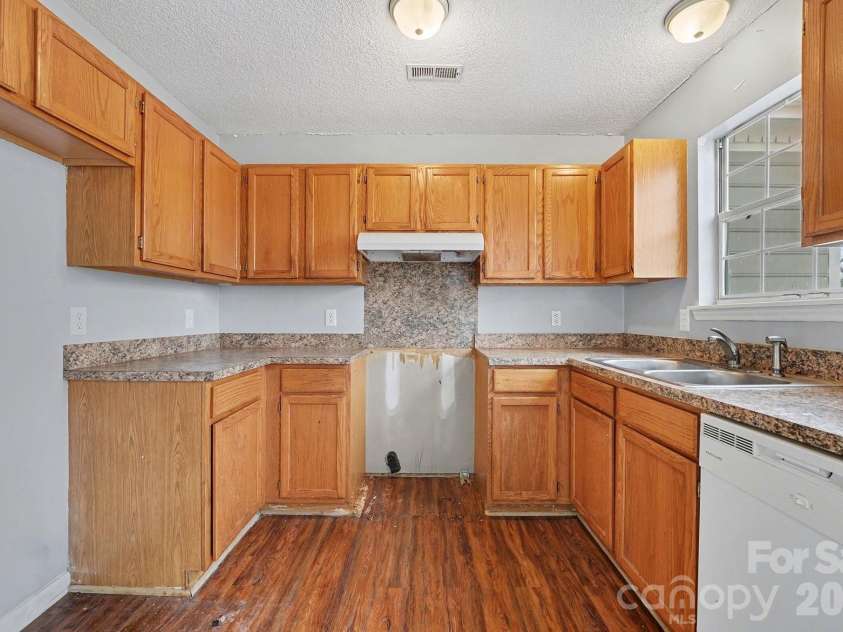 1709 Jeffrey Bryan Drive, Charlotte, NC 28213.  MLS# CAR4341301, YatesRealty ID 13744. 
