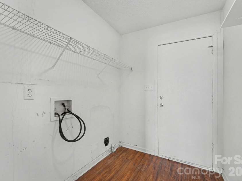 1709 Jeffrey Bryan Drive, Charlotte, NC 28213.  MLS# CAR4341301, YatesRealty ID 13744. 