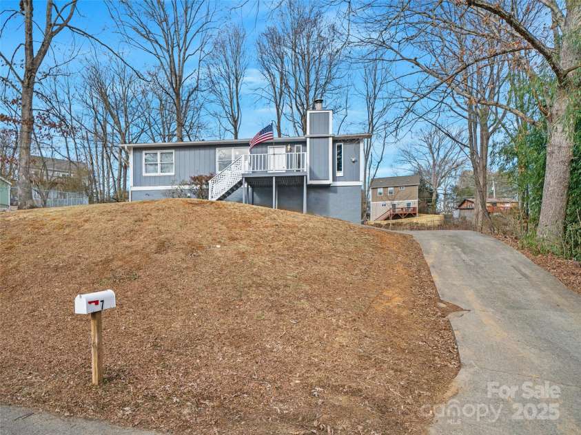 7 Holcombe Drive, Asheville, NC 28806.  MLS# CAR4218005, YatesRealty ID 13745. 