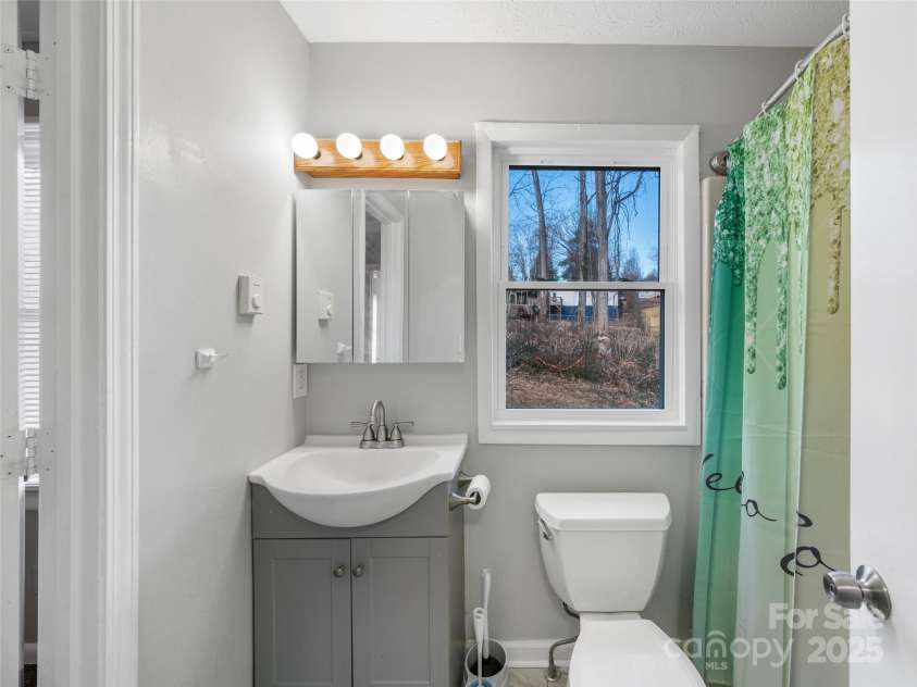 7 Holcombe Drive, Asheville, NC 28806.  MLS# CAR4218005, YatesRealty ID 13745. 