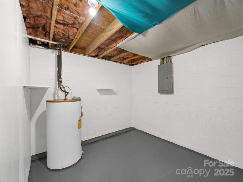 7 Holcombe Drive, Asheville, NC 28806.  MLS# CAR4218005, YatesRealty ID 13745. 