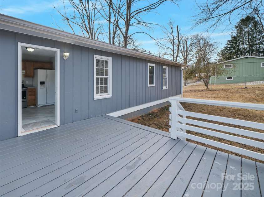 7 Holcombe Drive, Asheville, NC 28806.  MLS# CAR4218005, YatesRealty ID 13745. 