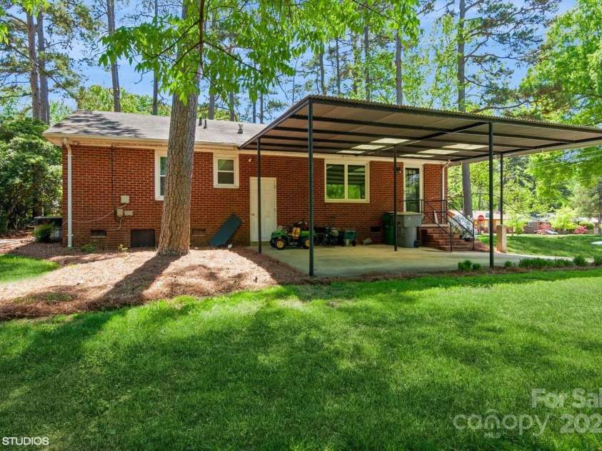 1501 Briarfield Drive, Charlotte, NC 28205.  MLS# CAR4248020, YatesRealty ID 13746. 