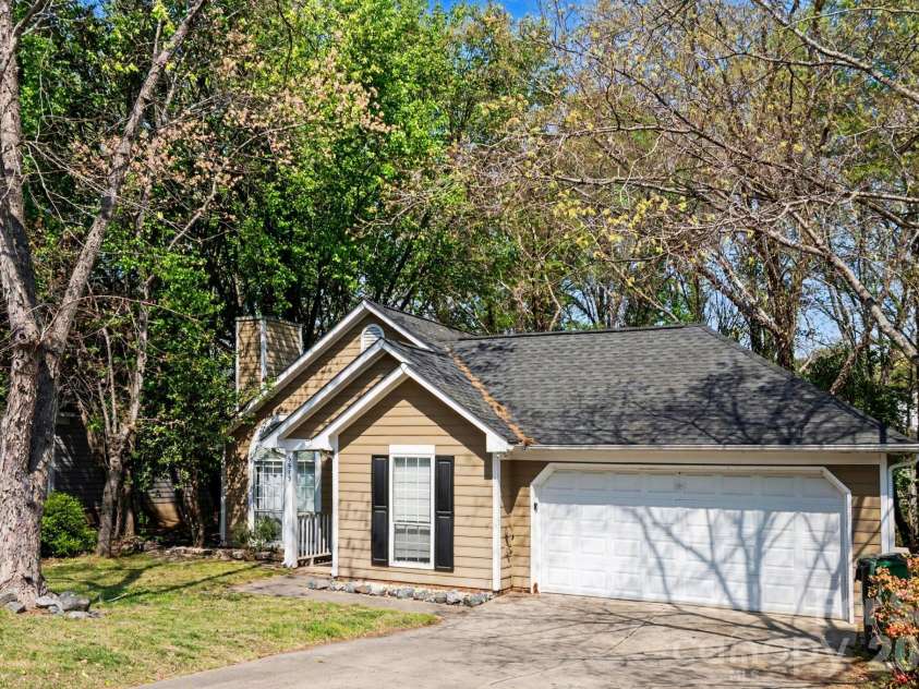 5513 Southminster Lane, Charlotte, NC 28216.  MLS# CAR4361368, YatesRealty ID 13746. 