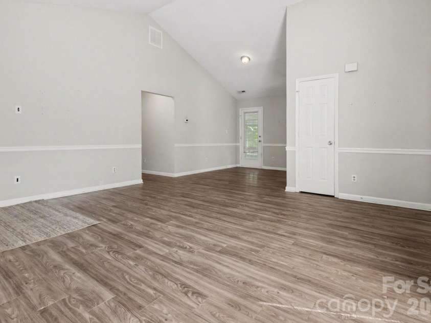 5513 Southminster Lane, Charlotte, NC 28216.  MLS# CAR4361368, YatesRealty ID 13746. 