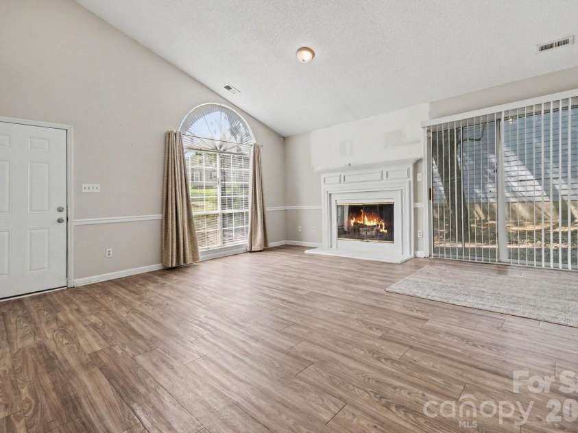 5513 Southminster Lane, Charlotte, NC 28216.  MLS# CAR4361368, YatesRealty ID 13746. 