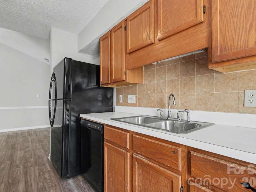 5513 Southminster Lane, Charlotte, NC 28216.  MLS# CAR4361368, YatesRealty ID 13746. 