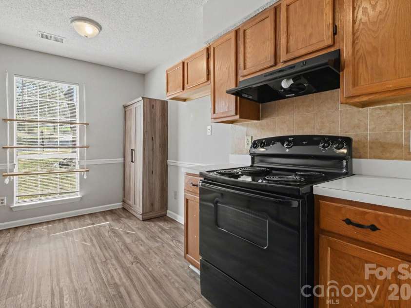 5513 Southminster Lane, Charlotte, NC 28216.  MLS# CAR4361368, YatesRealty ID 13746. 