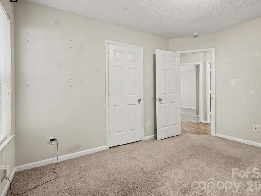 5513 Southminster Lane, Charlotte, NC 28216.  MLS# CAR4361368, YatesRealty ID 13746. 
