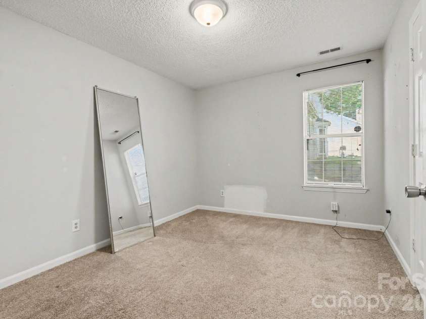 5513 Southminster Lane, Charlotte, NC 28216.  MLS# CAR4361368, YatesRealty ID 13746. 