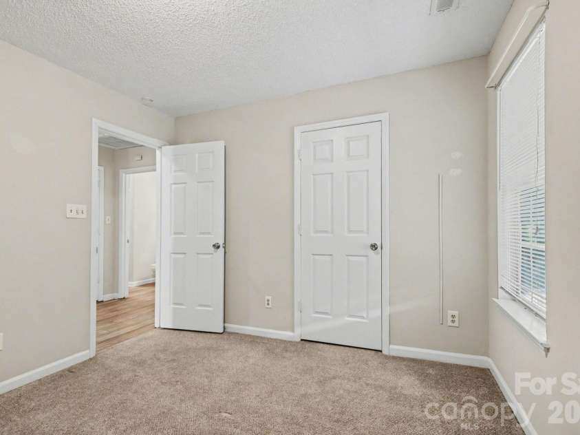 5513 Southminster Lane, Charlotte, NC 28216.  MLS# CAR4361368, YatesRealty ID 13746. 