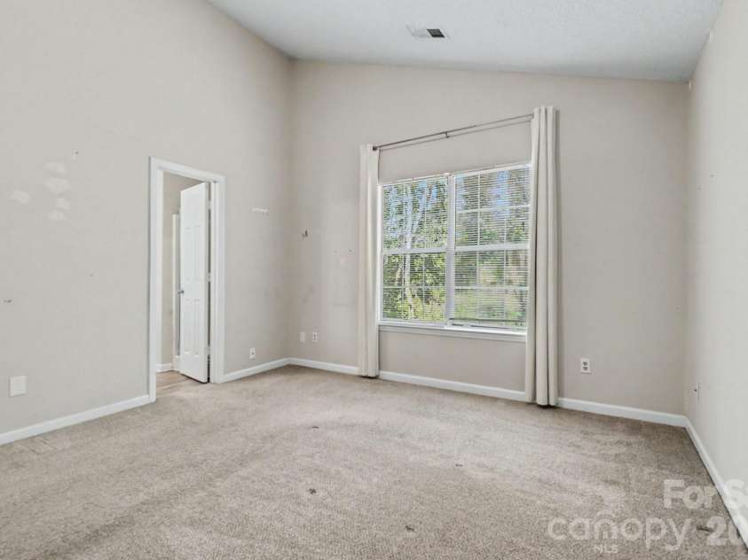 5513 Southminster Lane, Charlotte, NC 28216.  MLS# CAR4361368, YatesRealty ID 13746. 