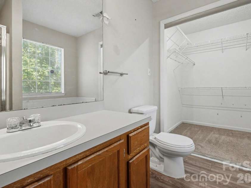 5513 Southminster Lane, Charlotte, NC 28216.  MLS# CAR4361368, YatesRealty ID 13746. 