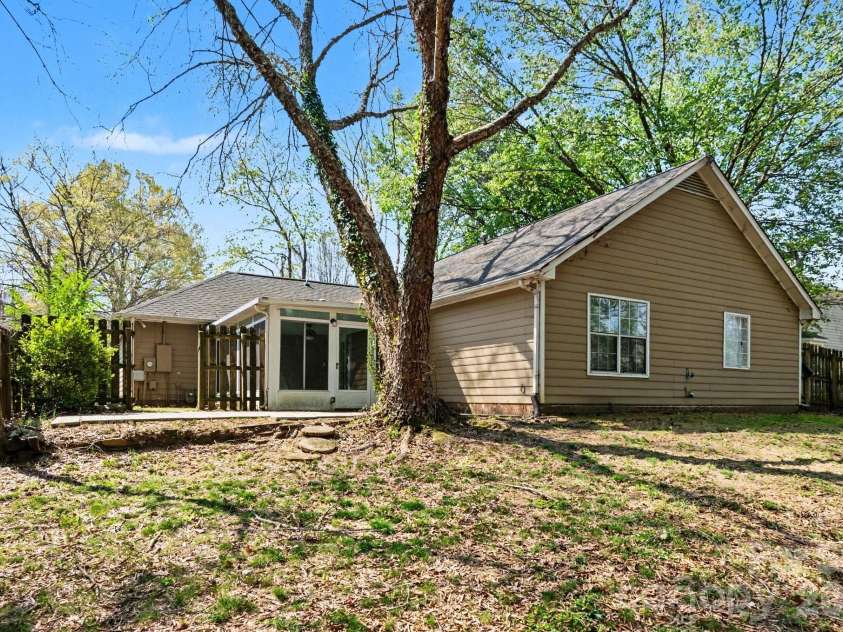 5513 Southminster Lane, Charlotte, NC 28216.  MLS# CAR4361368, YatesRealty ID 13746. 