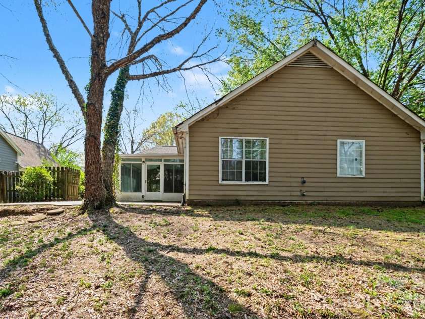 5513 Southminster Lane, Charlotte, NC 28216.  MLS# CAR4361368, YatesRealty ID 13746. 