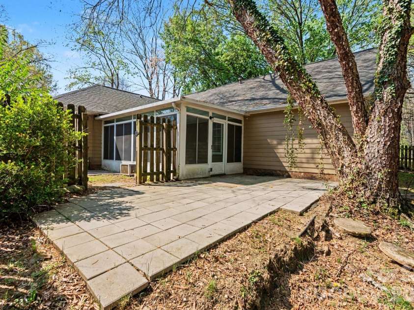 5513 Southminster Lane, Charlotte, NC 28216.  MLS# CAR4361368, YatesRealty ID 13746. 