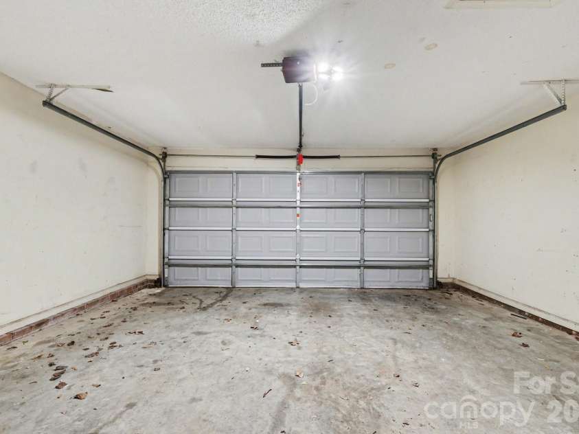 5513 Southminster Lane, Charlotte, NC 28216.  MLS# CAR4361368, YatesRealty ID 13746. 