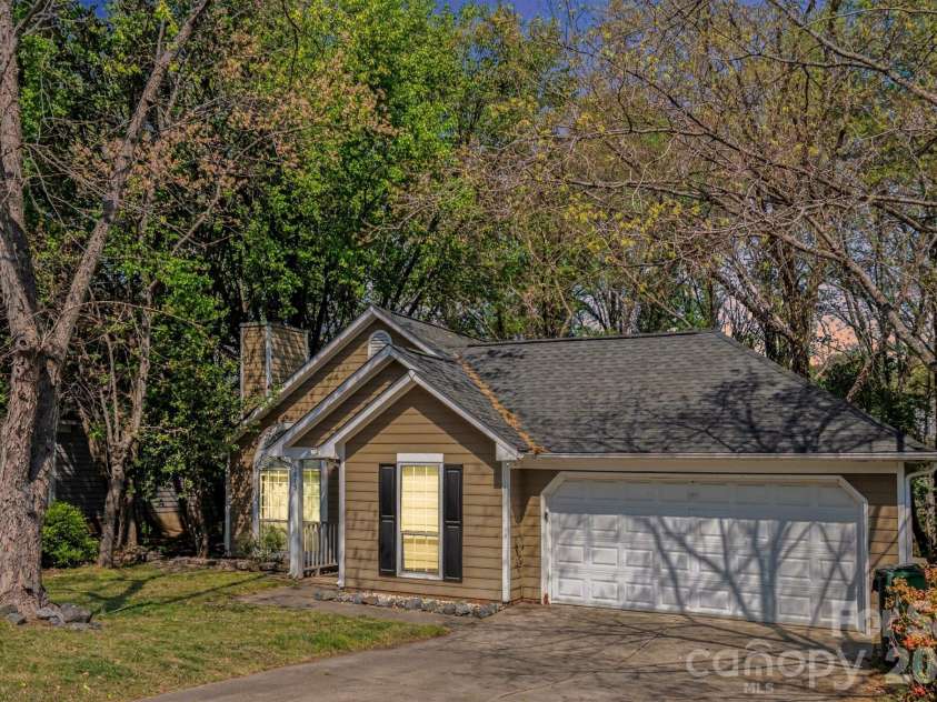 5513 Southminster Lane, Charlotte, NC 28216.  MLS# CAR4361368, YatesRealty ID 13746. 