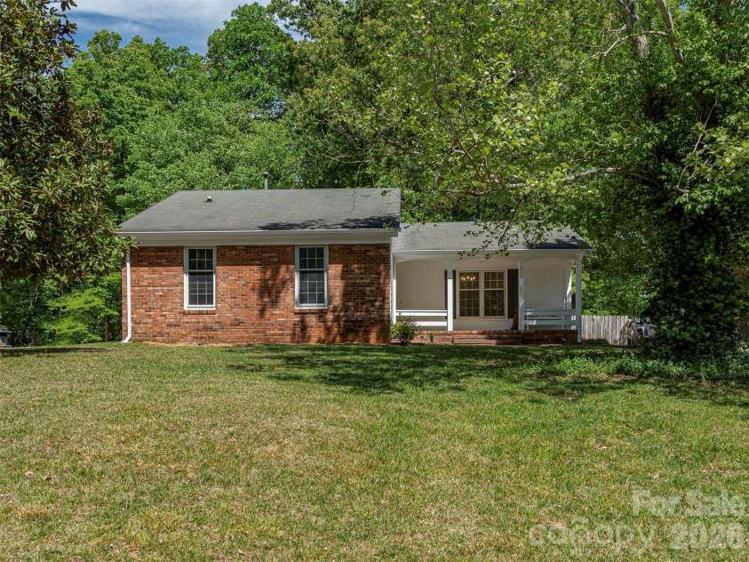 517 Fence Post Lane, Matthews, NC 28105.  MLS# CAR4367263, YatesRealty ID 13747. 