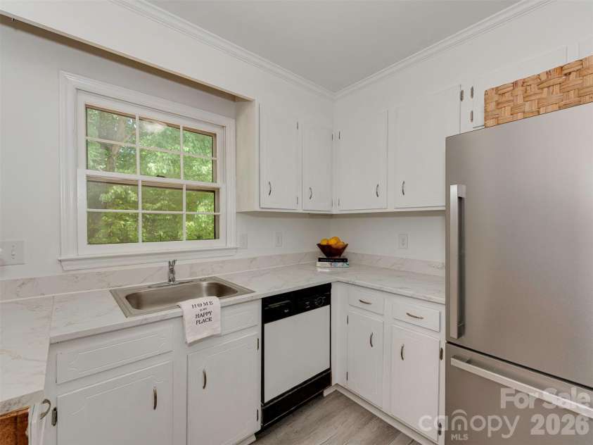 517 Fence Post Lane, Matthews, NC 28105.  MLS# CAR4367263, YatesRealty ID 13747. 