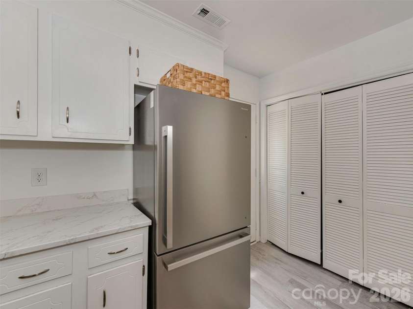 517 Fence Post Lane, Matthews, NC 28105.  MLS# CAR4367263, YatesRealty ID 13747. 
