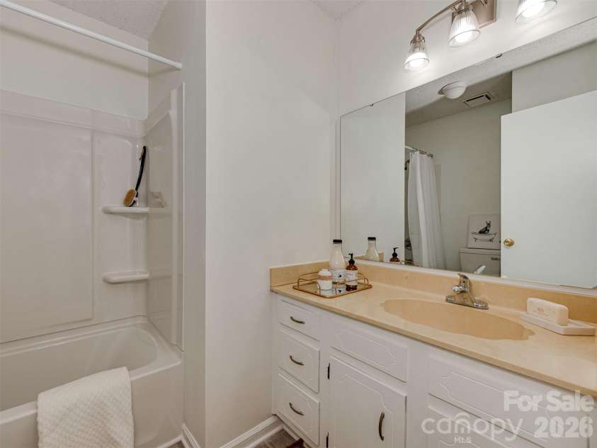 517 Fence Post Lane, Matthews, NC 28105.  MLS# CAR4367263, YatesRealty ID 13747. 