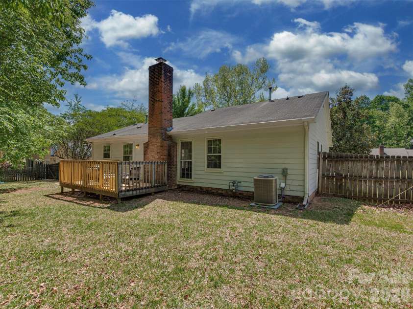 517 Fence Post Lane, Matthews, NC 28105.  MLS# CAR4367263, YatesRealty ID 13747. 