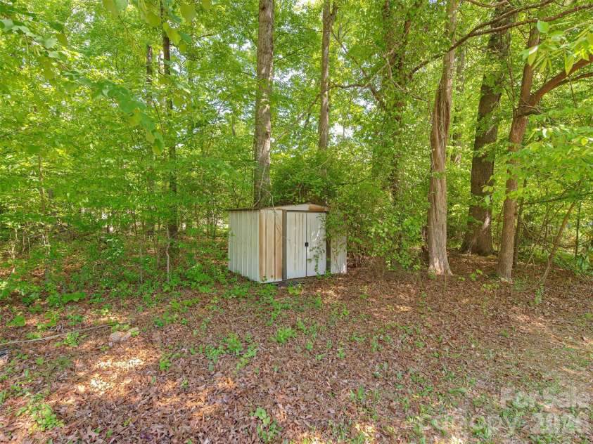 517 Fence Post Lane, Matthews, NC 28105.  MLS# CAR4367263, YatesRealty ID 13747. 
