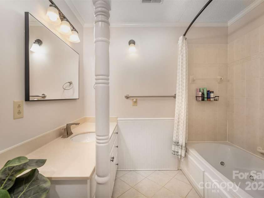 1014 Covewood Court, Charlotte, NC 28270.  MLS# CAR4259103, YatesRealty ID 13748. Full Bath