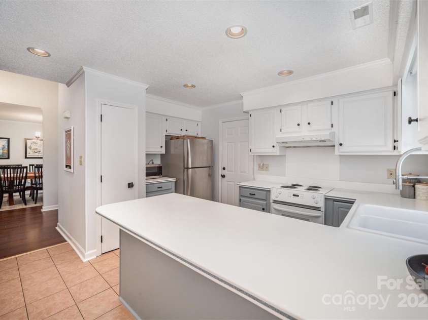 1014 Covewood Court, Charlotte, NC 28270.  MLS# CAR4259103, YatesRealty ID 13748. Kitchen