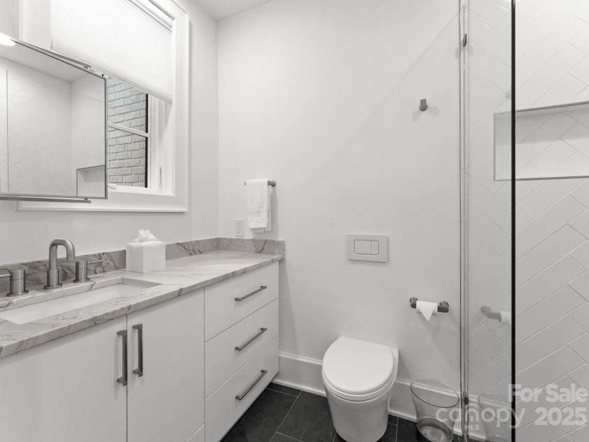 1446 Queens Road, Charlotte, NC 28207.  MLS# CAR4186575, YatesRealty ID 1375. Ensuite bathroom