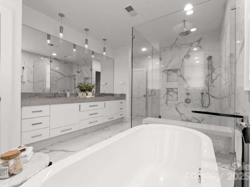 1446 Queens Road, Charlotte, NC 28207.  MLS# CAR4186575, YatesRealty ID 1375. Primary bathroom