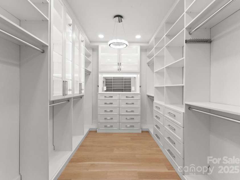 1446 Queens Road, Charlotte, NC 28207.  MLS# CAR4186575, YatesRealty ID 1375. Primary walk-in closet