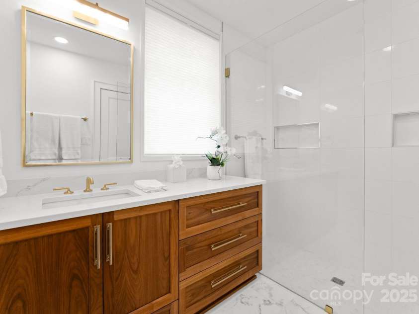 1446 Queens Road, Charlotte, NC 28207.  MLS# CAR4186575, YatesRealty ID 1375. Shared hall bathroom